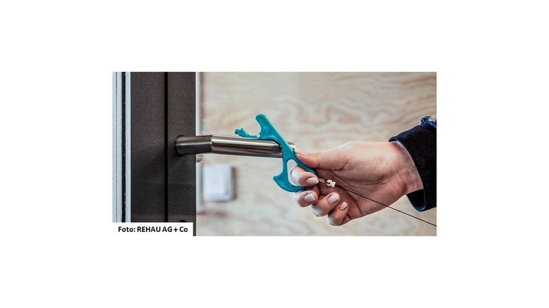Die schützende Kontakt-Schnittstelle: Der funktionale Hygienehaken von Rehau hält die Hand bei kritischen Oberflächen auf Abstand vor Corona & Co.. (Bild: Rehau)