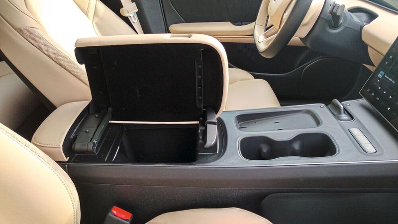 ... und vom Beifahrer aus. Außerdem lässt sich das Fach per Software verriegeln, laut Info im System zum Beispiel, wenn das Fahrzeug verliehen wird. (Bild: Thomas Günnel/Automobil Industrie)