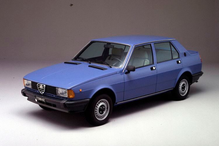 Auch diese von 1977 bis 1985 gebaute Mittelklasselimousine trug den Namen „Giulietta“ („Julchen“). Ihr fragwürdiges Design wurde massiv kritisiert und war mit ein Grund für den Niedergang der Marke und sinkende Verkaufszahlen in Deutschland.  (Bild: FCA)