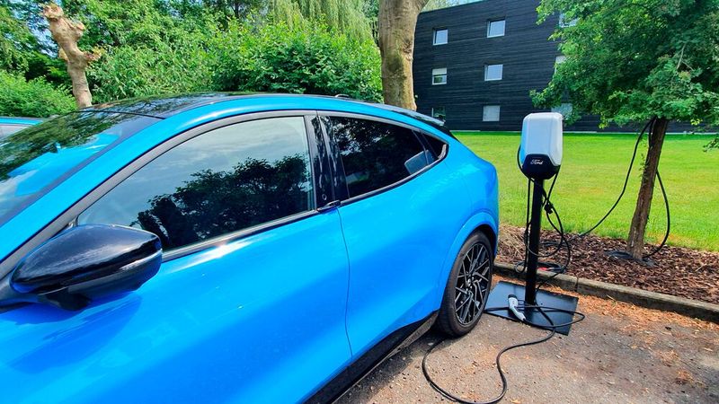 5. Die Batterie: Der Mustang Mach-E GT wird serienmäßig mit einer Extended-Range-Batterie ausgeliefert. Sie hat eine nutzbare Kapazität von 91 kWh. Im WLTP-Zyklus schafft der Mustang Mach-E GT maximal 500 Kilometer, bevor er wieder an die Ladesäule muss. An einer Schnellladesäule dauert es rund 45 Minuten, um die Batterie von 10 auf 80 Prozent aufzuladen. (Bild: Mauritz – »kfz-betrieb«)