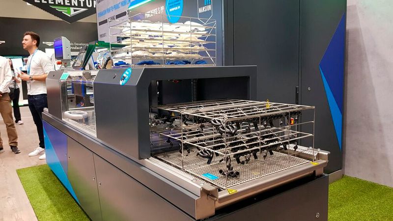 Die Powerfuse S PP ist die erste grüne Vapor Polishing Lösung von Dye Mansion, um 3D-gedrucktes PP zu glätten. Das nachhaltige Vapor-Fuse VF44 Eco-Fluid PP soll zu 100 Prozent biobasiert und leicht biologisch abbaubar sowie ungiftig sein. (Bild: D.Quitter / VCG)