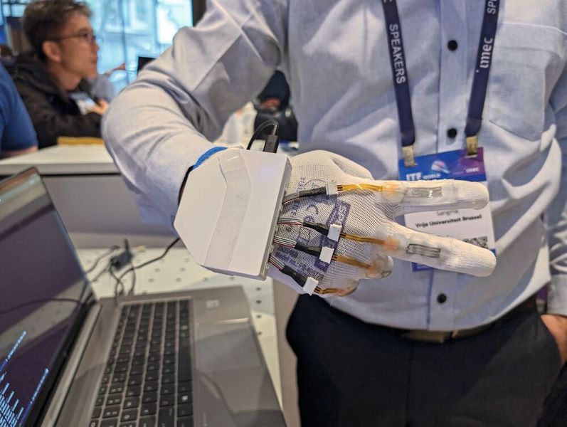 Elektronische Haut für die Industrie: In Handschuhe integrierte Sensoren erfassen die Fingerbewegungen des Trägers und übertragen diese in Echtzeit auf einen Robotergreifer. (Bild: mc/VCG)