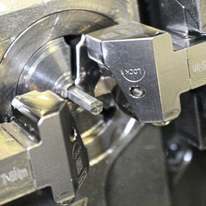 Mit dem «Neoswiss»-Wechselkopfsystem und der «Penta 17» von Iscar vereinfacht und beschleunigt Wiha bei der Produktion von Bits den Schneidenwechsel und erreicht höhere Standzeiten. (Bild:  Iscar)