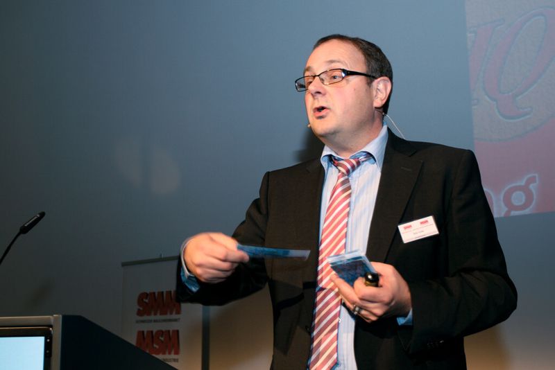 Reto Gisler, Key Account Manager der Iscar Hartmetall AG, demonstrierte anschaulich, wie Geld verschwendet werden kann. (Bild: Anne Richter, SMM)
