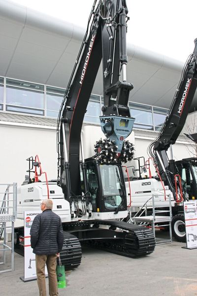Mit rund 614.000 m² ist die ohnehin größte Messe der Welt seit dem letzten Mal um nochmal 9000m² größer geworden. Zwei Drittel davon fallen auf das Freigelände mit den gigantischen Baumaschinen. In den 18 Hallen der Münchener Messe stellen 3700 Firmen aus 58 Ländern aus. (Richter/konstruktionspraxis)
