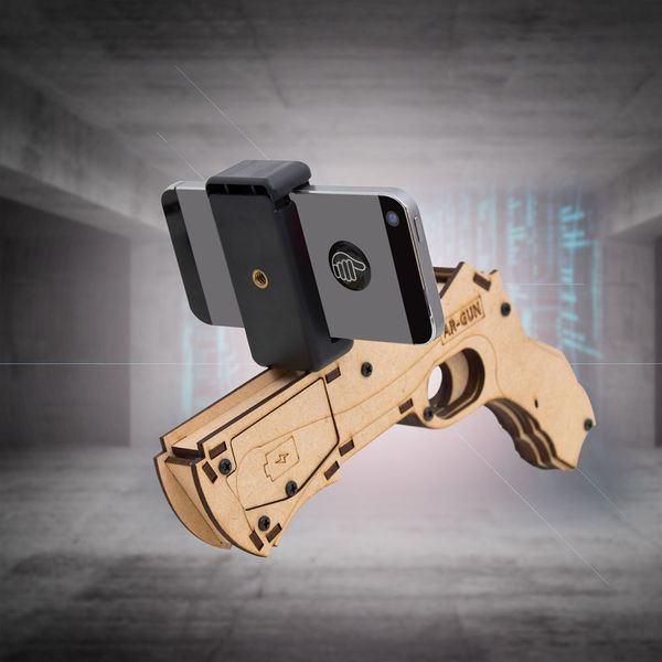 Sollte Papa nicht so auf Bogenschießen stehen, es gibt auch eine Bluetooth-Pistole für Smartphones. Geschenke.de verkauft das Gadget für 24,99 Euro. (Geschenke.de)