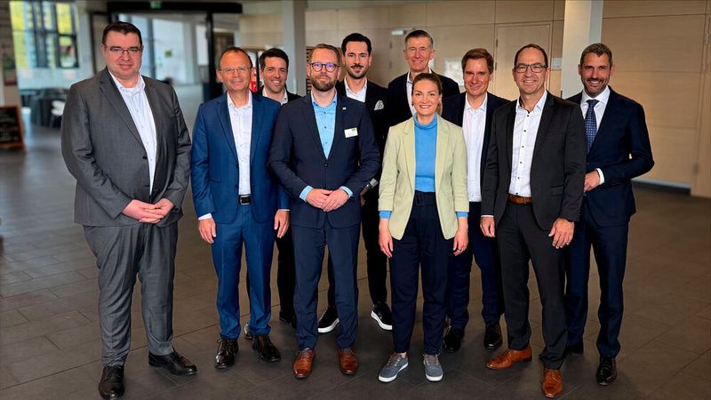 Auftakt zu Mein-Krankenhaus.Digital am 20 April 2026 (v.l.n.r.): Andreas Henkel, CPO the i-engineers; Roland Engehausen, GF Bayerische Krankenhausgesellschaft e.V.; Severin Summermatter, CEO the i-engineers; Sebastian Lehotzki, GF Klinikum Aschaffenburg-Alzenau und Aufsichtsratsvorsitzender Klinik IT eG (KIG); Michael Krappmann, Vorstand KIG; Judith Gerlach, Bayerische Staatsministerin für Gesundheit, Pflege und Prävention; Dr. Uwe Gretscher, Vorstand KIG; Andreas Lange, GF KIG; Franz Obermayer, Chief Sales Officer the i-engineers, und Dr. Alexander Legler, Landrat des Landkreises Aschaffenburg, Aufsichtsratsvorsitzender Klinikum Aschaffenburg-Alzenau. (Bild:  KIG)