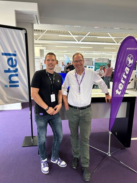 (v. l.) Christian Wiechert (Wortmann) und Torsten Kahrmann (Intel) tauschen sich aus. (Bild: Vogel IT-Medien)