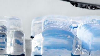 Die derzeit verfügbaren 3D-Drucktechnologien verwenden als Ausgangsmaterial Metall, Kunststoff, Kunstharz oder keramische Werkstoffe. Für Siliconelastomere existierte bislang kein Verfahren. Mit der von Wacker entwickelten 3DTechnologie ist es erstmals möglich, dreidimensionale Werkstücke aus Silicon herzustellen. (Bild: Wacker Silicones)