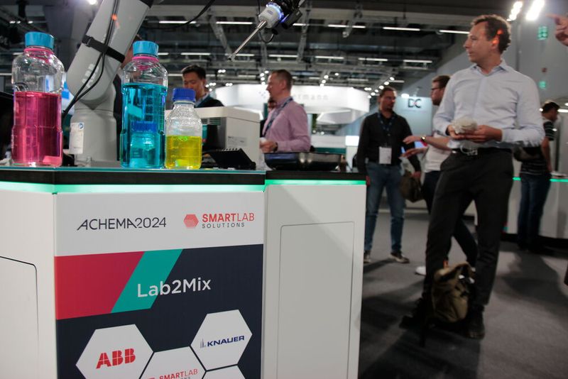 Die Aktionsfläche wird von rund einem Dutzend Partner bespielt, die ihre gemeinsamen Use Cases zeigen, etwa eine halbautomatisierte Probenvorbereitung. (Bild: VCG – Lüttmann)