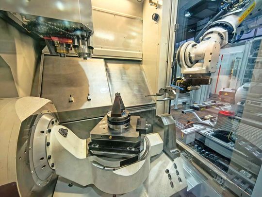 Der Roboter versorgt die Anlage mit bestückten Werkstückträgern, Standard-HSC-Werkzeugen oder Mikrofräsern.(Bild:  Klaus Vollrath)