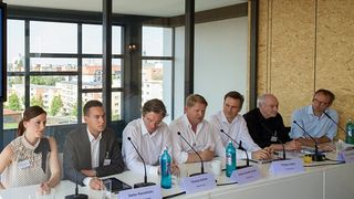 Pressekonferenz vom 16. Juli 2014 in Berlin. V.l.n.r.: Rebecca Kopiecki, supperclubbing; Stefan Ramsthaler, Allianz Digital Accelerator; Thomas Andrae, 3M New Ventures; Anders-Sundt Jensen, Volkswagen AG; Philipp Justus, Google Germany; Prof.Dr. Günter Faltin, Stiftung Entrepreneurship; Dr. Ralf Bremer, Google Germany. (Bild: Gründer-Garage 2014 / Kai-Uwe Knoth)