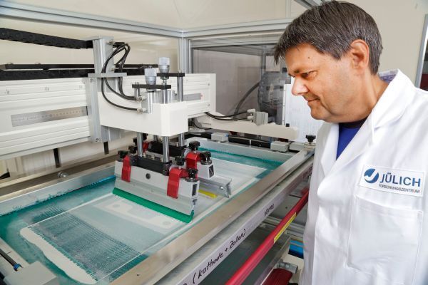 Die Paste zur Herstellung hitzeresistenter Glaslot-Dichtungen wird maschinell aufgetragen. Im Bild: Dirk Federmann. (Forschungszentrum Jülich)