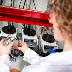 Um erstmalig komplett biobasiertes PBS zu erhalten, braucht es eine Spezialchemikalie. Die Forschenden arbeiten an einer neuartigen Technologie.(Bild:  Universität Oldenburg)