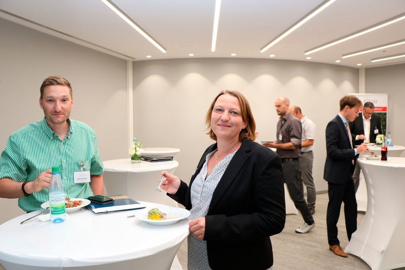 Die Mittagspause nutzten die Teilnehmer für einen Besuch der Ausstellung, zur Stärkung oder einfach zum kommunikativen Austausch untereinander. (Bernhard Richter/konstruktionspraxis)