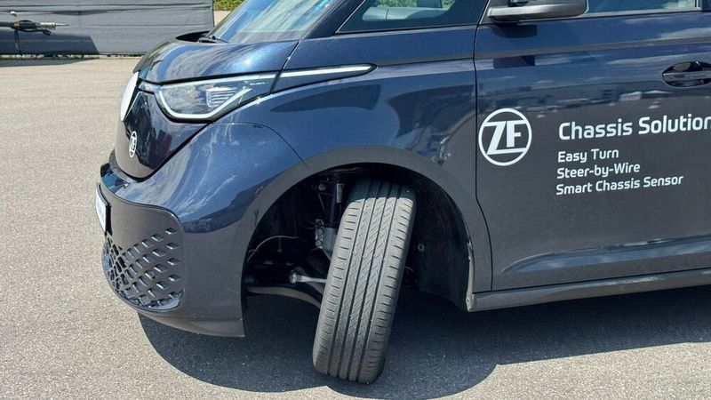 Zur Demonstration hat ZF ein EasyTurn-System in einen beliebten Kleinbus mit E-Antrieb eingebaut, der sich im Schnelltest wunderbar leicht und wendig rangieren ließ, während gleichzeitig auch bei Landstraßengeschwindigkeit auf der Teststrecke ein präzises und leichtes Lenken möglich war. (Bild: Alfred Vollmer)