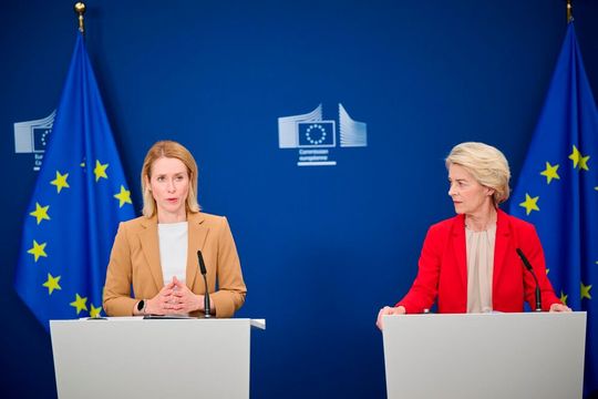 EU-Kommissionspräsidentin Ursula von der Leyen und EU-Außenbeauftragte Kaja Kallas zum Anlass der Bekanntgabe einer gemeinsamen Erklärung zum 18. Sanktionspaket gegen Russland im Juni 2025: „Stärke ist die einzige Sprache, die Russland verstehen wird.“(Bild:  EU-Kommission)