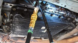 Bei der Getriebeölspülung müssen die Werkstätten künftig berücksichtigen, ob es sich um ein Hybridfahrzeug handelt. (Bild: Rosenow/»kfz-betrieb«)