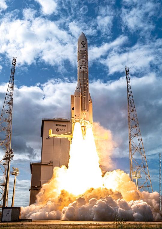 Unter einem tosendem Feuerschweif und riesigen Dampfwolken startete die neue Ariane 6 Trägerrakete am 09. Juli 2024 ins All.(Bild:  ArianeGroup)