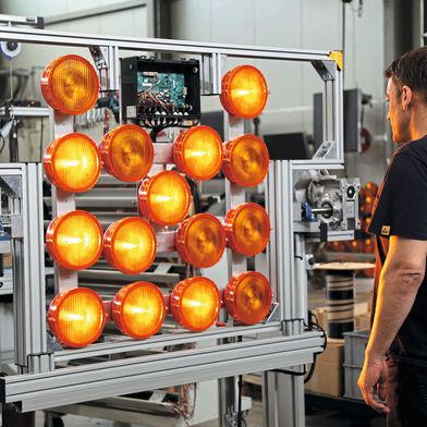 Ein Mitarbeiter fertigt dank leaner Prozesse und ergonomischer Arbeitsplatzlösung zwei Leuchtpfeile pro Tag. (Bild: RK Rose+Krieger)