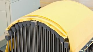 Bild 1b: Flexibles Umformen: Einer Kunststoffplatte wird im sogenannten Überlegeverfahren eine definierte Geometrie gegeben. Die aus Segmenten bestehende Werkzeugoberfläche kann dafür individuell angepasst werden. (Bild: IWU)