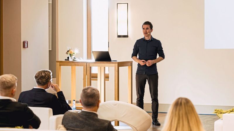 KI-Keynote: Nach einem Briefing durch Neurowissenschaftler Dr. Henning Beck ist man noch stolzer auf sein eigenes Gehirn.  (Bild: Stefan Bausewein)