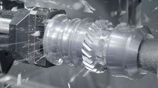 Hamuel Maschinenbau aus Meeder hat mit der HSTM 150 HD ein vollautomatisches Zerspanungssystem in petto, dass alle nötigen Bearbeitungsprozesse für die Fertigung von Turbinen- und Kompressorschaufeln von Flugzeugantrieben in sich vereint. Doch das sei noch längst nicht alles... (Hamuel)