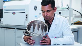 Dr. Sabyasachi Gaan nutzt Dampf aus einem handelsüblichen Schnellkochtopf, um Proben von Baumwollstoff flammhemmend auszurüsten. (Bild: Empa, Stürmer Fotot)