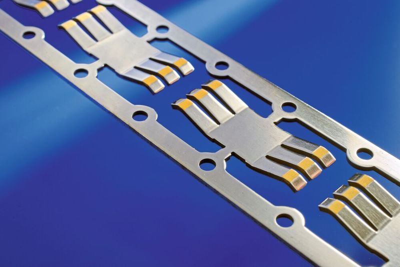 Selektive Goldkontakte auf Metallbauteil mittels Druck- und Laserverfahren. (Bild: Fraunhofer-ILT)