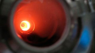 Bisher wurde beim Entbindern hauptsächlich mit Erfahrungswerten gearbeitet. Das führte dazu, dass die Prozesse länger und bei höheren Temperaturen als eigentlich notwendig durchgeführt wurden.  (Fraunhofer IFAM)