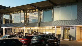 Das Autohaus Nouvertné gehört künftig zur Gottfried-Schultz-Gruppe. Im Bild: das Autohaus Nouvertné am Wasserturm in Solingen (Bild: Autohaus Nouvertné)