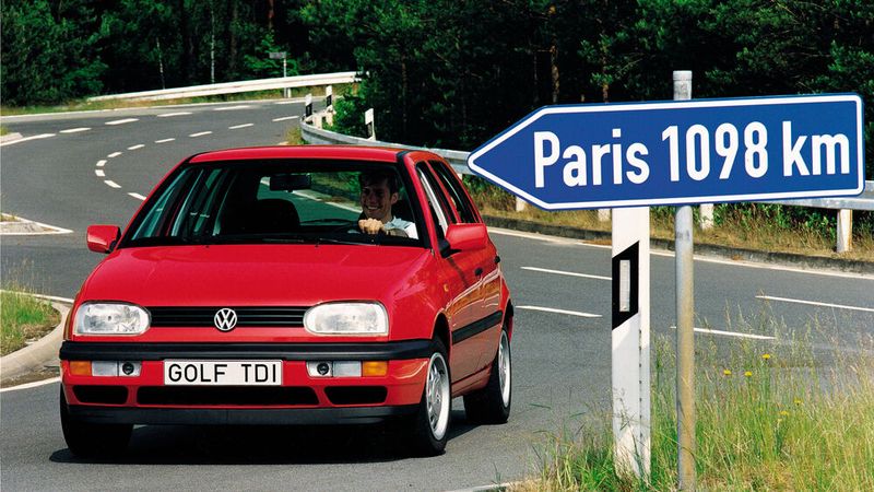 1993: Der erste Golf TDI (Turbodiesel-Direkteinspritzer) sorgt für Furore an der Dieselfront. Es gab ihn als 1,9-Liter-TDI mit 66 kW (90 PS) sowie ab 1996 mit 81 kW (110 PS) und 235 Nm Drehmoment als stärksten Dieselmotor. Erkennbar war die neue Version am Typenschild mit einem rotem „I“ in „TDI“. (Bild: Volkswagen AG)