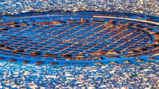 Abwasser ist mit einer Vielzahl von chemischen Substanzen belastet. Viele Käranlagen können diese nicht vollständig entfernen. (Symbolbild) (gemeinfrei)