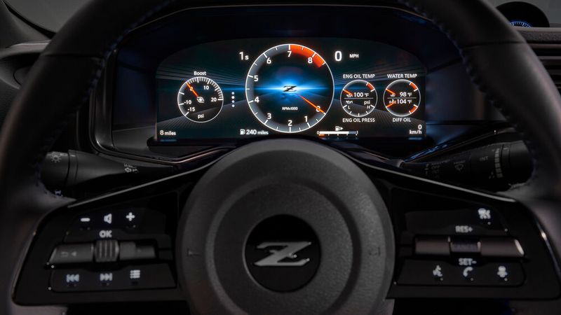 Das Ambiente ist mit dem digitalen Cockpit samt dem nebenstehenden Bildschirm auf der Höhe der Zeit. (Bild: Nissan)