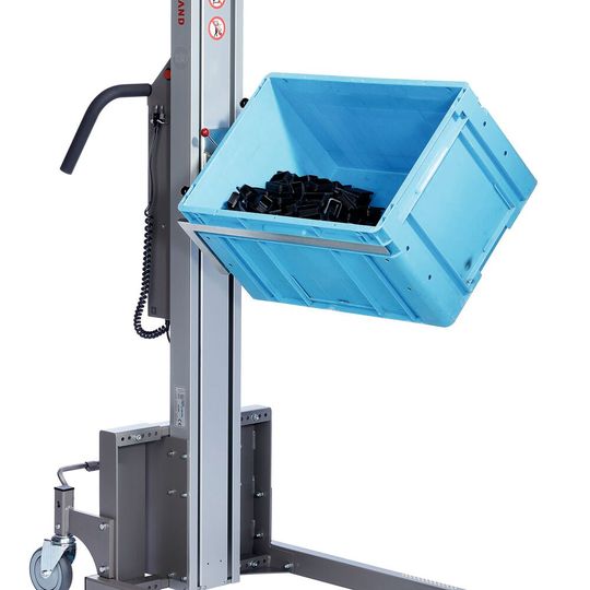 Mit manuell bedienbarer Dreheinheit unterstützt die drehbare Gabel beim Neigen, Kippen und Entleeren von Kisten.(Bild:  Hovmand)