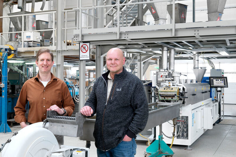 Von links: Helmut Nägele und Jürgen Pfitzer, Geschäftsführer der Tecnaro GmbH. Die beiden Unternehmer haben jüngst in einen Zweischneckenextruder von Krauss-Maffei Berstorff investiert, um damit Biokunststoffe zu compoundieren, wie Krauss-Maffei berichtet. (MHFotodesign)