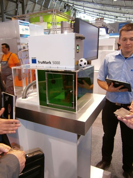 Trumpf, als Weltmarktführer in Sachen Laseranalgen, war zum Beispiel mit der TruMark 5000 vor Ort und zeigte live, wie mit dem Laser Oberflächen markiert werden können...man nutzt aus, dass viele Materialien eine Verfärbung zeigen, wenn die sogenannten Anlass-Temperatur erreicht wird. (Bild: Königsreuther)