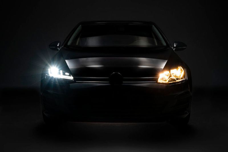 Der Osram „LEDriving“ Scheinwerfer für den VW Golf VII im Vergleich zur originalen Halogenvariante.  (Osram)