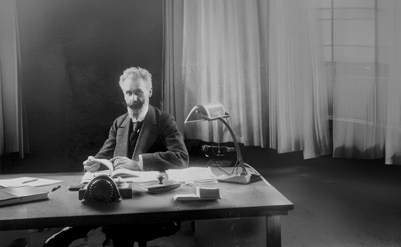 Das Bild zeigt Hugo Stotz an seinem Schreibtisch. (Bild: ABB)