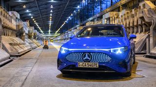 Das Modell „CLA“ nutzt recyceltes Aluminium von Hydro. Im Hintergrund: das Werk des Zulieferers in Årdal, Norwegen. (Bild: Halvor Molland/Hydro)
