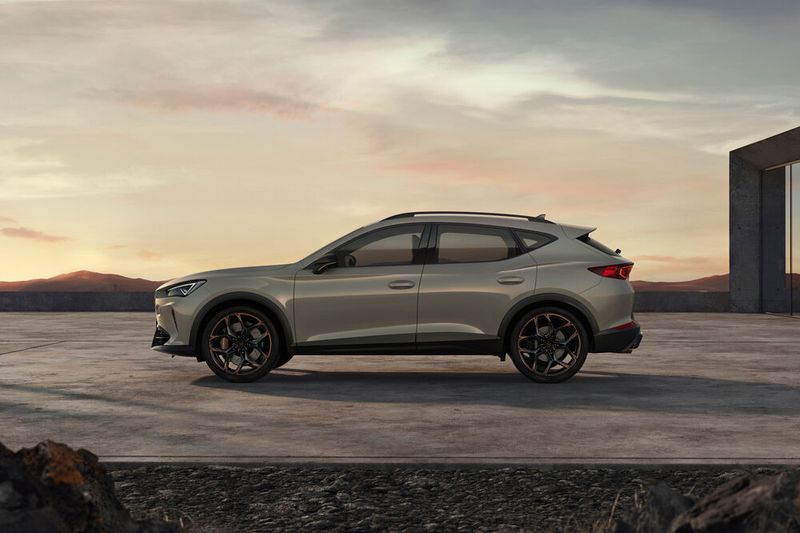 Unter anderem gehören zum VZ5-Trimm größere Räder und Bremsen sowie eine Absenkung der Karosserie (Bild: Cupra)