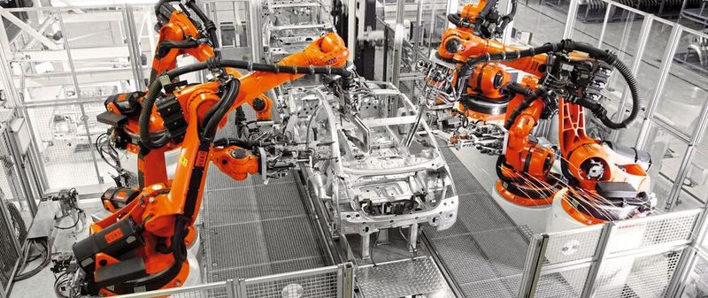 Roboter der Marke Kuka, die zum chinesischen Midea-Konzern gehört, montieren ein Fahrzeug auf einer Automatisierten Anlage. China hat mit seinem ersten Fünfjahresplan zur Robotik massiv auf dem Weltmarkt aufgeholt. Mit dem nun vorgelegten zweiten Fünfjahresplan wird nun eine Vormachtsstellung auf dem Weltmarkt angestrebt, urteilt die IFR. Roboter der Marke Kuka, die zum chinesischen Midea-Konzern gehört, montieren ein Fahrzeug auf einer Automatisierten Anlage. China hat mit seinem ersten Fünfjahresplan zur Robotik massiv auf dem Weltmarkt aufgeholt. Mit dem nun vorgelegten zweiten Fünfjahresplan wird nun eine Vormachtsstellung auf dem Weltmarkt angestrebt, urteilt die IFR.
