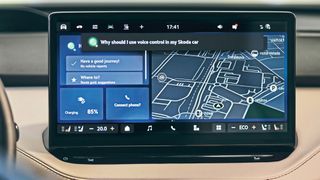 Skoda erweitert seine Sprachassistentin Laura um Chat-GPT, deren Funktionsumfang wächst dadurch. (Bild: Skoda)