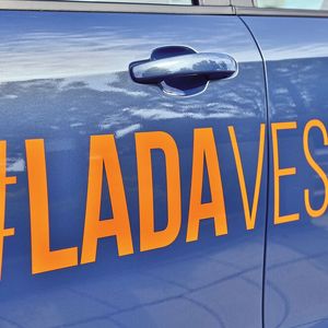 Mit dem Vesta erhofft sich Lada Deutschland wieder eine stärkere Akzeptanz bei den Käufern. Auch die Kundenansprache ist bereits modernisiert.(Bild:  Grimm / »kfz-betrieb«)