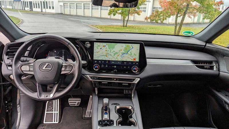 5. Die Fahrerassistenz: „Japanisches Sinfonieorchester“ – dieser Vergleich fiel uns spontan während der Testfahrten ein, um die klangliche Vielfalt und die Lautstärke der unzähligen Warntöne zu beschreiben, mit denen der Lexus seine Passagiere unterhält. Nur selten ist die Ursache direkt ersichtlich. Beispielsweise warnt der Lexus mit einem Piepton, wenn er einfach nur ein neues Tempolimit erkannt hat (auch, wenn man gar nicht zu schnell fährt). Die Erkennungsgenauigkeit des Verkehrsschildassistenten ist dürftig und lässt für die Funktion der anderen Assistenzsysteme nichts Gutes ahnen. (Bild: Rosenow – VCG)