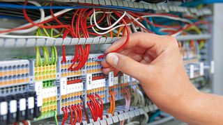Die werkzeuglose Verdrahtung mit PIT-Reihenklemmen erfolgt mit nur einer Hand – auch bei beengten Platzverhältnissen oder schwer zugänglichen Stellen.  Bild: Phoenix Contact (Archiv: Vogel Business Media)