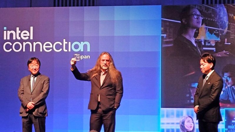 Dr. Joshua Fryman, Intel Fellow und CTO der Intel Government Technologies (Mitte), stellte zusammen mit Vertretern der Softbank-Tochter Saimemory den ersten Prototypen des neuartigen ZAM-Speichers auf der Intel-Hausmesse Intel Connection 2026 in Japan vor.(Bild:  Intel Japan)