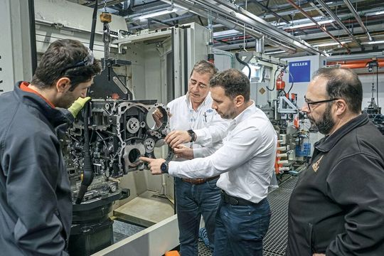 Begutachten an einem Prototyp des Motorblocks für den 3,9-Liter-Motor von Deutz die Qualität der Bearbeitung (v. l. n. r.): Jorge Montaño (Prozesstechniker, Deutz), Juan Jesus Roldan (Techniker Motorblock, Mapal), David Castaño (Toolmanager, Mapal) und Armando Gutierrez (Quality Engineer, Deutz).(Bild:  Mapal)