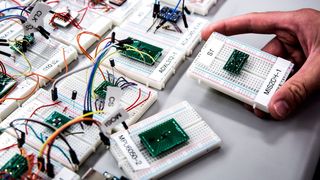 Über 20 MEMS-Beschleunigungssensoren wurden von Forschern der Michigan Engineering untersucht. Dabei konnten nur drei nicht durch einfache und leicht verfügbare Hilfsmittel manipuliert werden (Bild: Kevin Fu / Michigan Engineering)