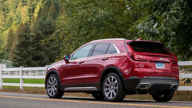 In der „Launch Edition“, die ausschließlich mit Frontantrieb kombinierbar ist, wartet der XT4 ab 42.900 Euro unter anderem mit 18-Zoll-Felgen und Zierteilen in Metalloptik auf. (Cadillac)